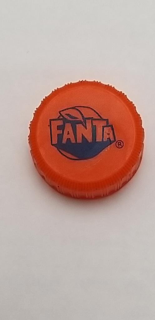 Пробка от бутылки ПЭТ. FANTA. Оранжевая. Надпись синяя.