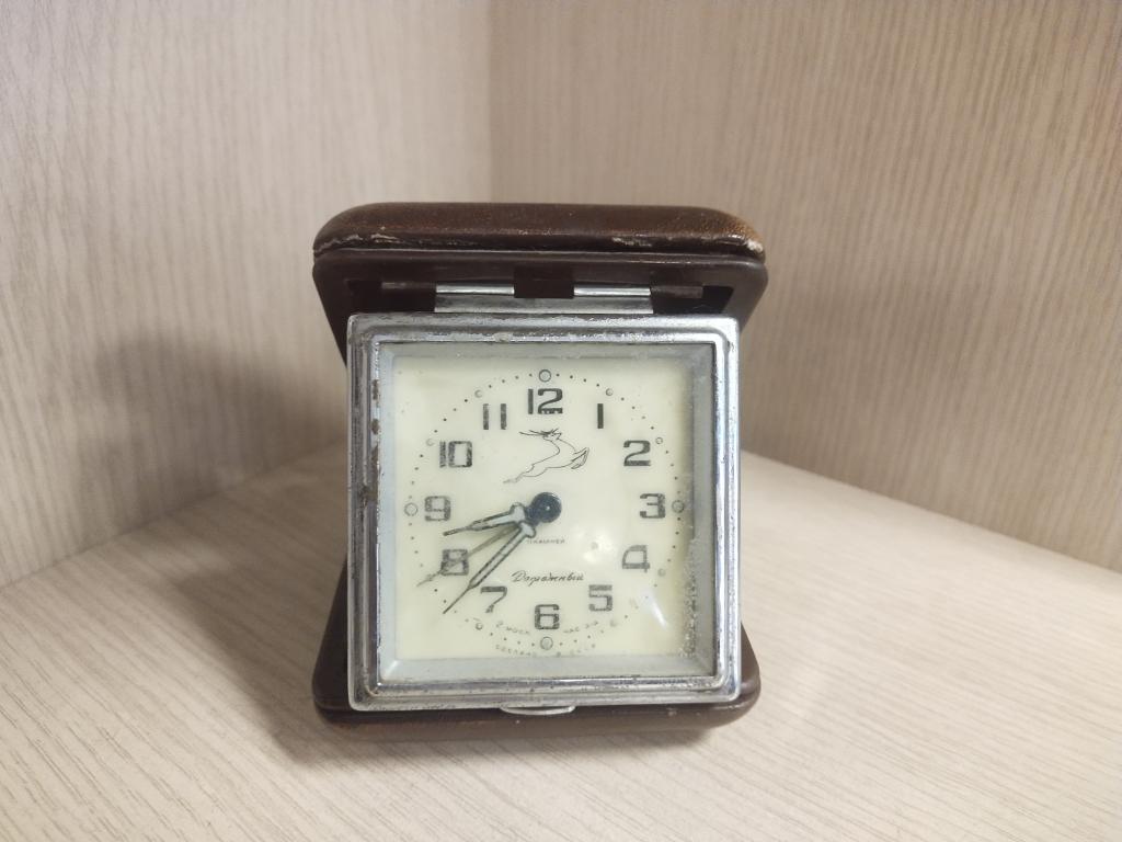 Часы дорожные. СССР. 50-е годы. Механика. Будильник.