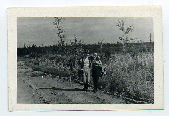 Советский быт молодежь девушки нефтяники геологи 6 х 9 см