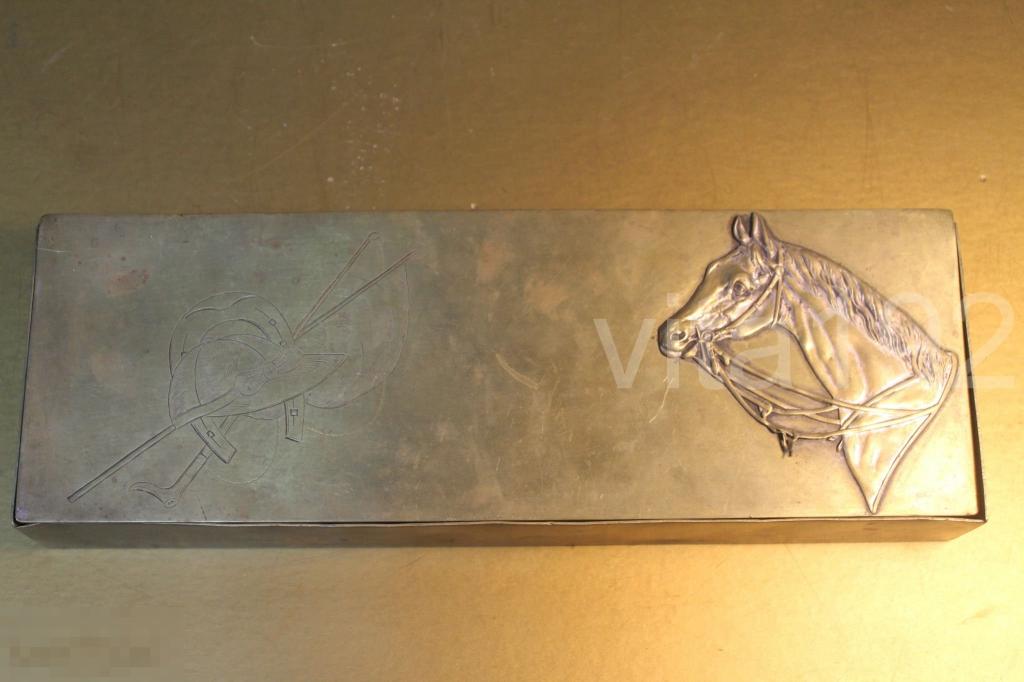 ШКАТУЛКА. КОНЬ. КОРОБКА. ФУТЛЯР. ЛОШАДЬ. ПОДКОВА. ЗНАМЯ. СИГАРНИЦА. СИГАРНАЯ КОРОБКА. 