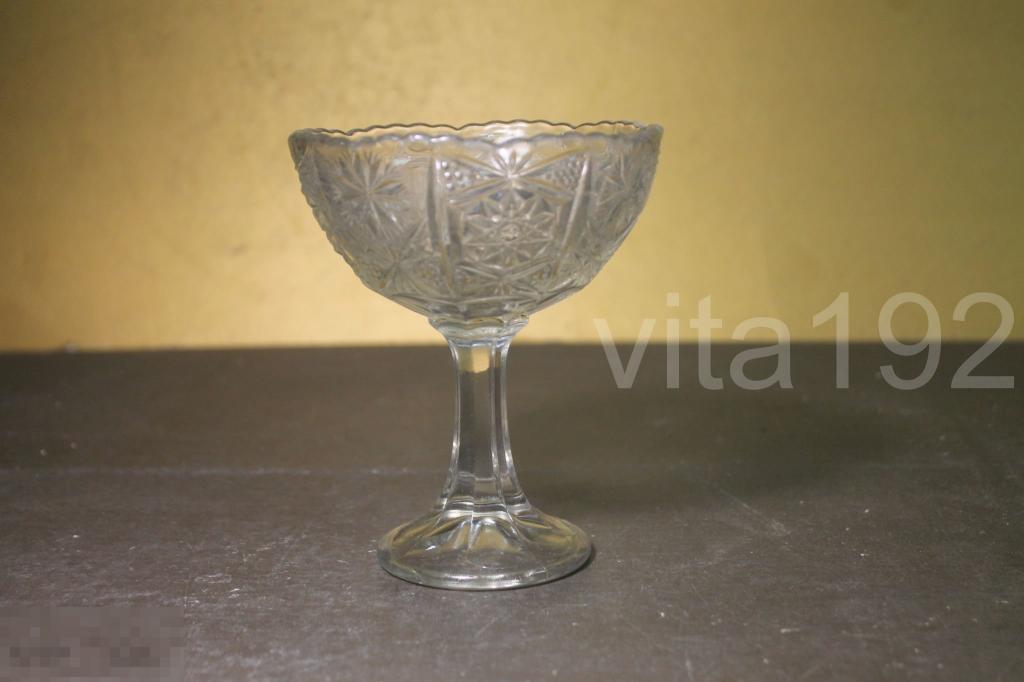 ВАЗА НА НОЖКЕ. СССР. СТЕКЛО. УЗОРЫ. 