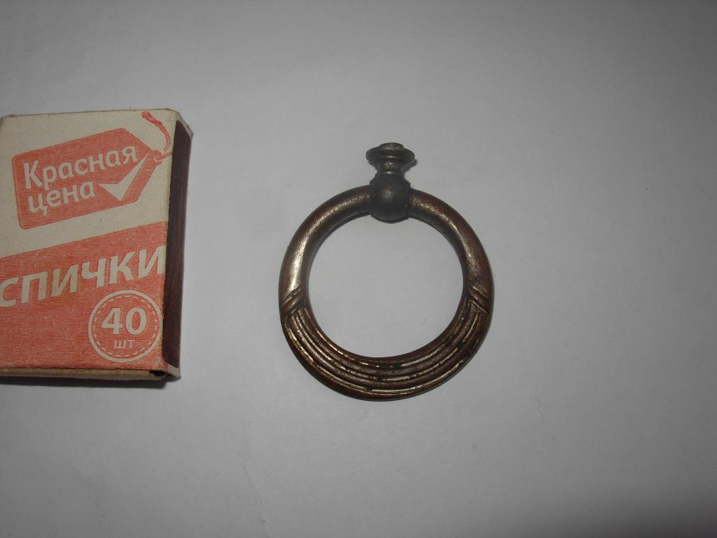 Ручка старинная на мебель шкаф висячая бронза литье патина , серебрение . Модерн .