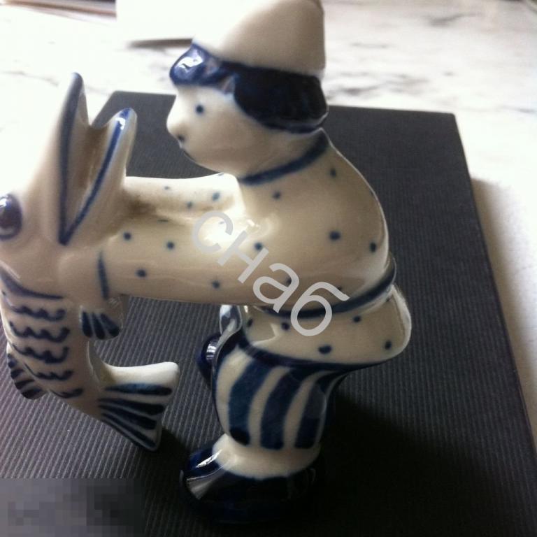 Гжель фигурка Мальчик с щукой оригинал СССР 