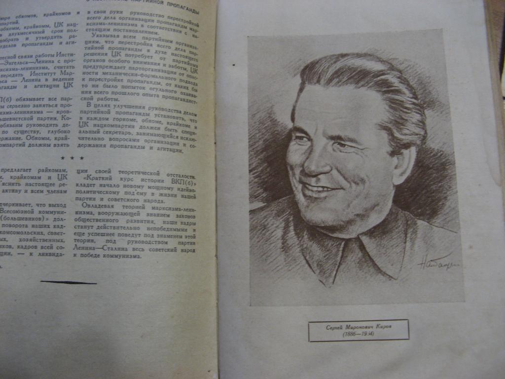 Порка девушек по попе: шеф порет ремнем секретаршу за лень. Порка девушек по попе: шеф порет ремнем секретаршу за лень.
