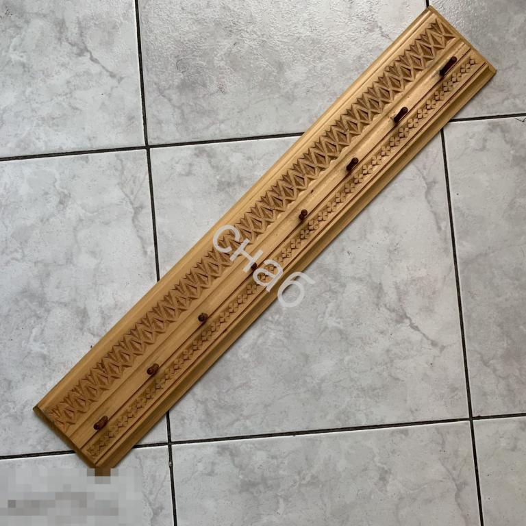 Полка деревянная резьба ручная работа.  Крючками 