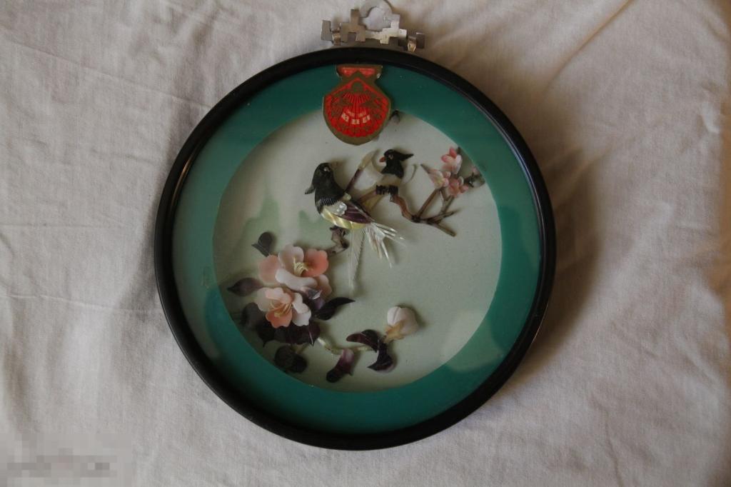 перламутр китай. китайские картины из перламутра. маленькие круглые предметы. панно птицы китай. перламутровая китайская птица.