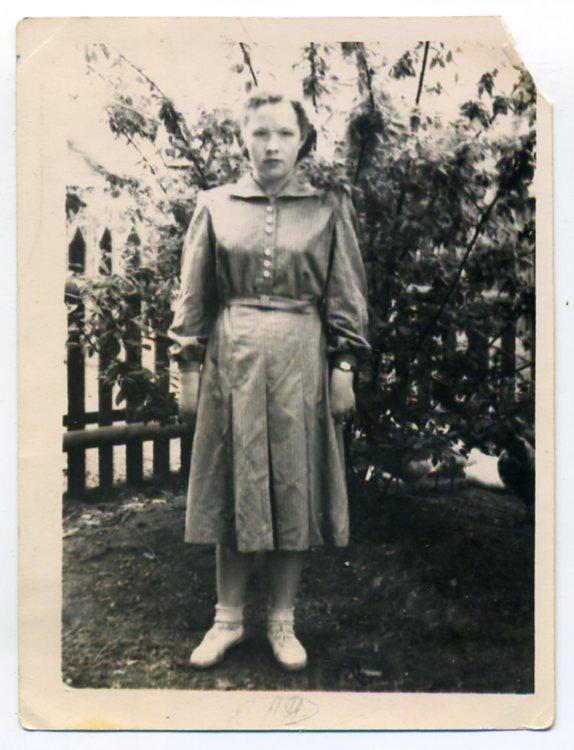 Советский быт Молодежь девушка прическа одежда мода 12 х 9 см