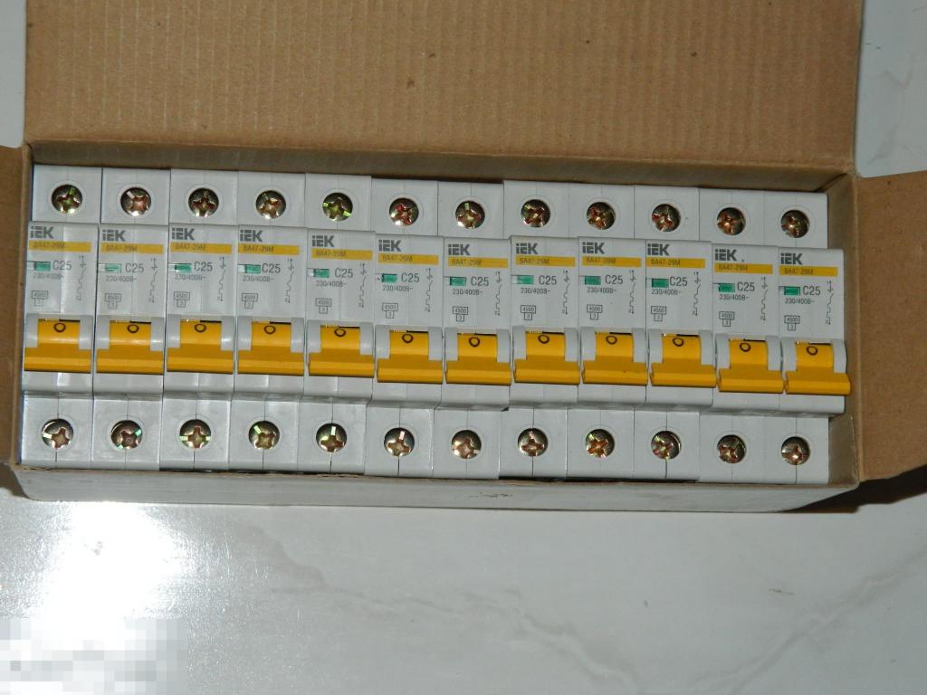 Автоматический выключатель автомат иек iek ВА47-29 25А  Цена за упаковку 11 штук.