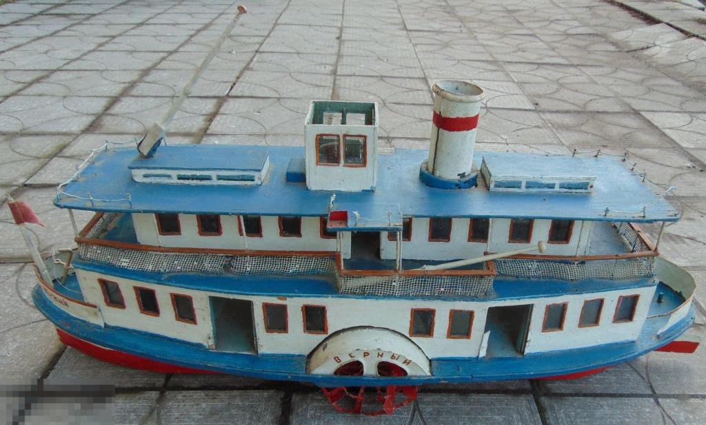 Пароход 2023. Речной пароход игрушка. Советские игрушки пароходы. Деревянный пароход игрушка. Колесный пароход игрушка.