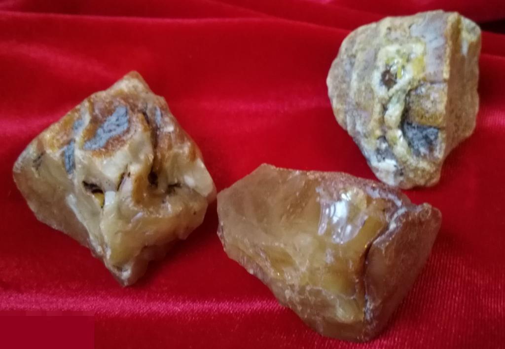 Янтарь-- (5).  КАМНИ ПРИРОДНЫЕ - 77.7 грамм 