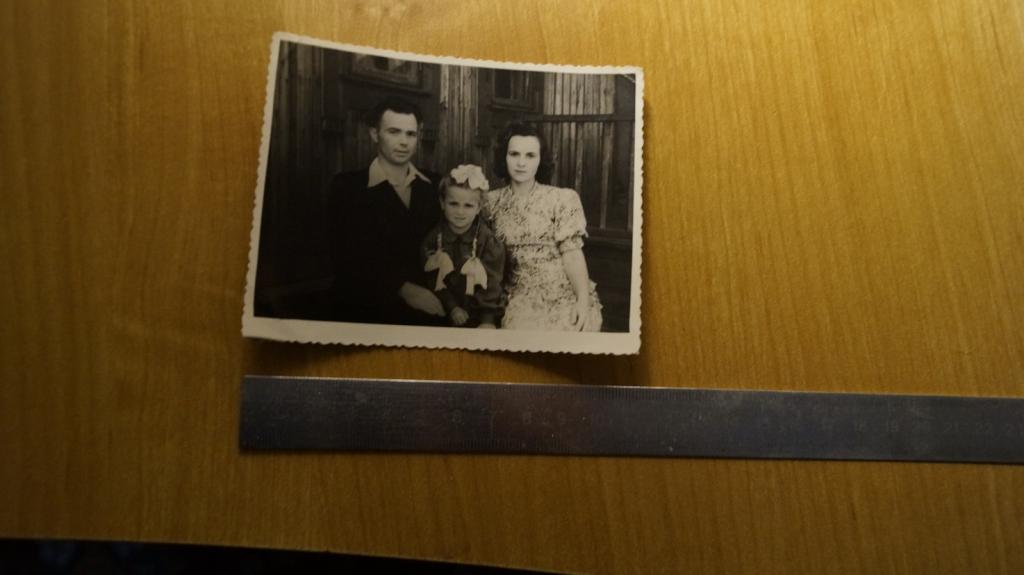 №5708,1 советская семья мужчина женщина ребенок девочка с косичками пиджак платье