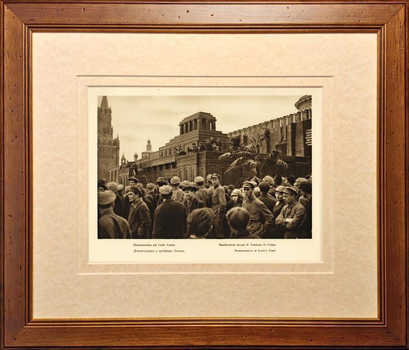 1928 год. Москва, Красная площадь, Демонстрация у гробницы Ленина, фототипия в раме R1160
