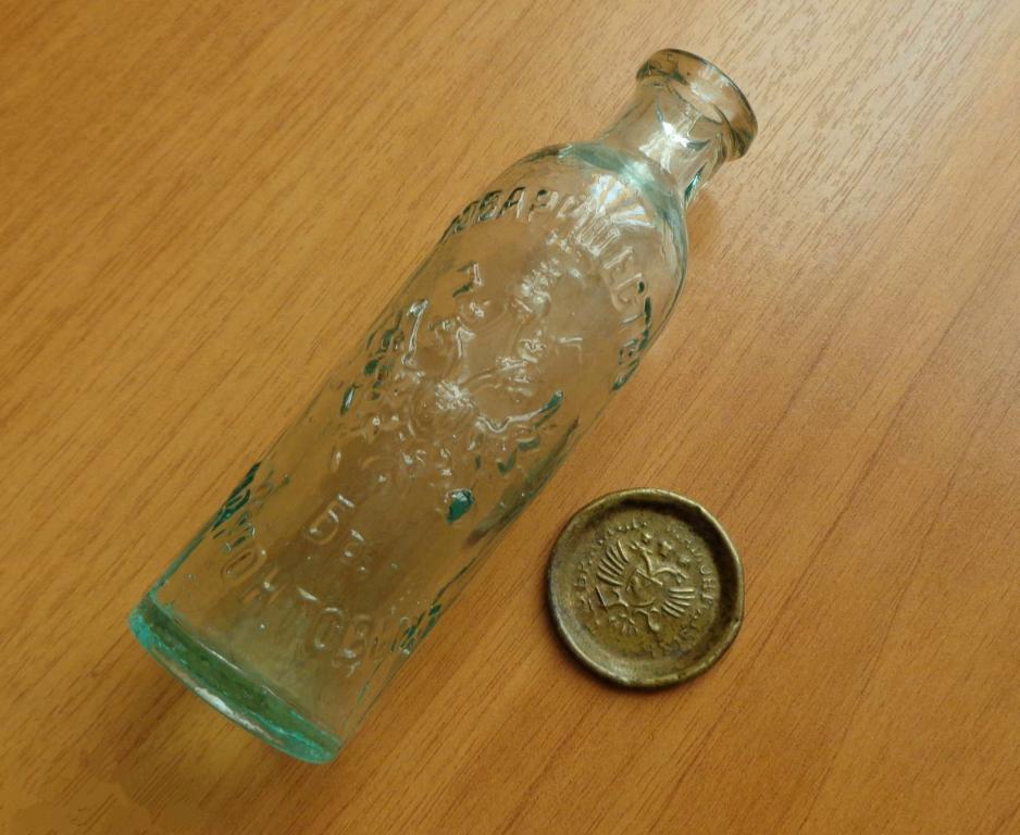 Бутылка с пробкой стоит 10. Товарищество бр Мамонтовых. Бутылка бр Мамонтовы. Бутылка товарищество. Бутылки до 1917 года.
