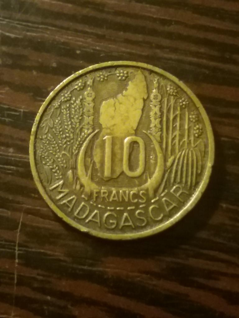 Мадагаскар   10  франков  1953 год     Не частая !