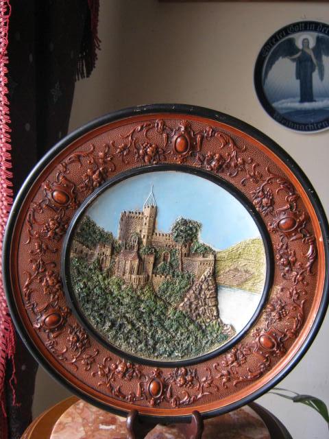 Настенная тарелка. Schloss Rheinstein.JOHANN MARESCH - MAJOLICA (Австрия) 1841 - 1890.