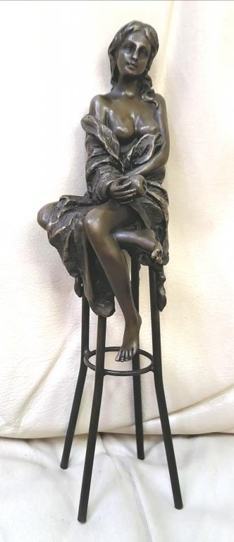 Бронза красотка на стуле с яблоком  Европа. Автор  Collinet. копия