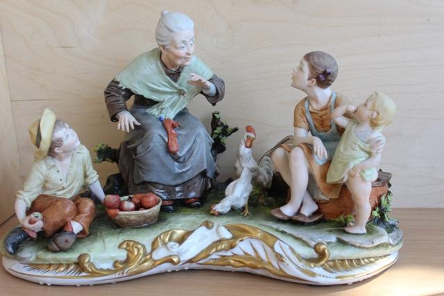 Фарфоровая фигура итальянских ваятелей Capodimonte "Бабушкины сказки"