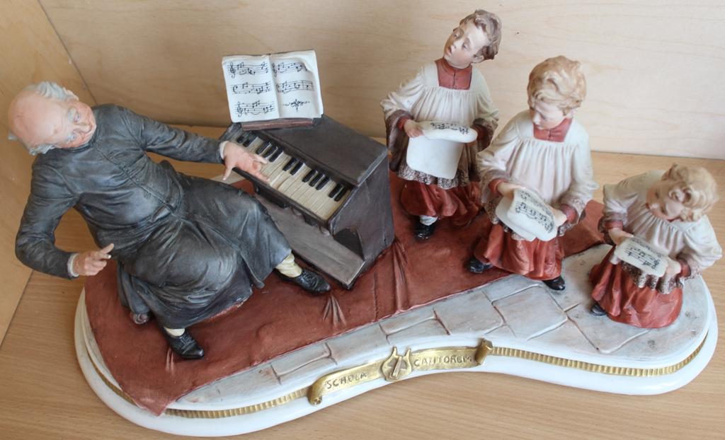 Фарфоровая фигура итальянских ваятелей Capodimonte " Урок пения" . Редкость !