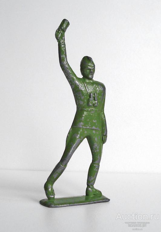 Офицер с гранатой. "30 лет Победы". Прогресс. Солдатик СССР большой.