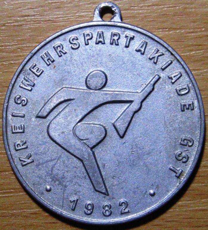 К13.727 МЕДАЛЬ KREISWEHRSPARTAKIADE ВОЕННАЯ СПАРТАКИАДА ГДР 1982 СПОРТ СОРЕВНОВАНИЯ
