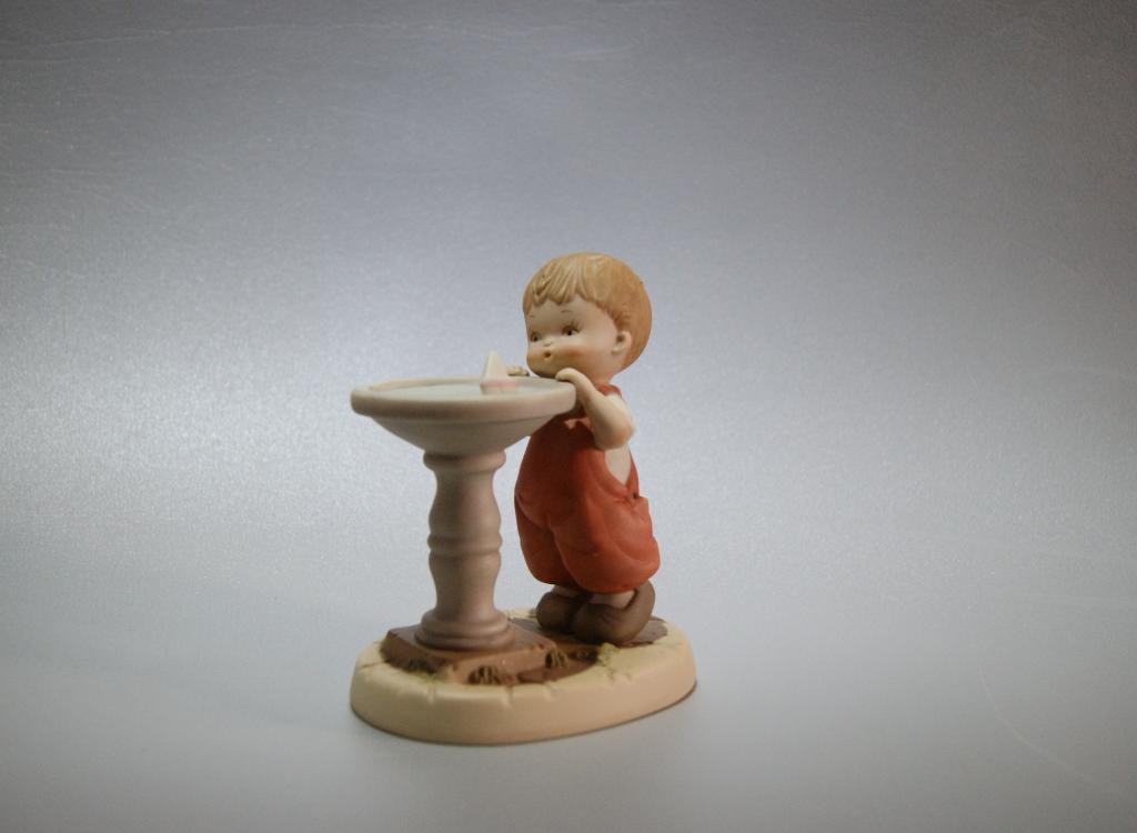 ДУЙ ВЕТЕР, ДУЙ! 1988 г. Бисквитный фарфор INDONESIA