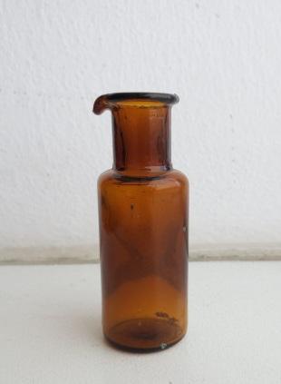 аптека янтарный. аптечные пузырьки царской россии. волоколамское ш. препараты с янтарной кислотой. клеймо на аптечном пузырьке.