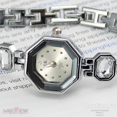 Женские часы с камнями в браслете