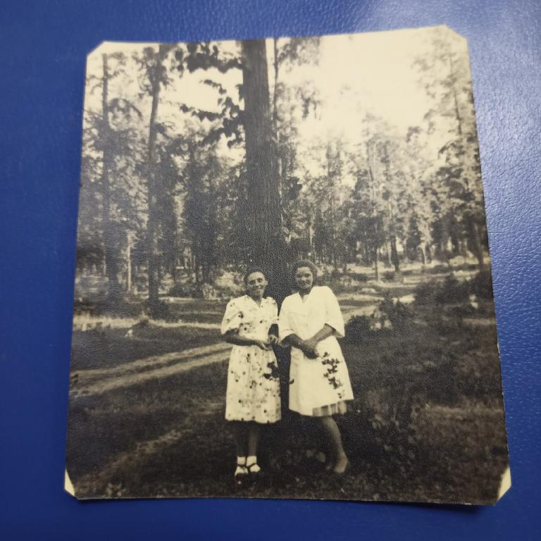 Старая фотография. Две девушки в платьях