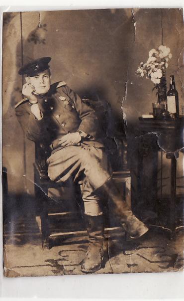 фотография. Красная Армия. военный с сигаретой. с двумя женскими чертами. мародер