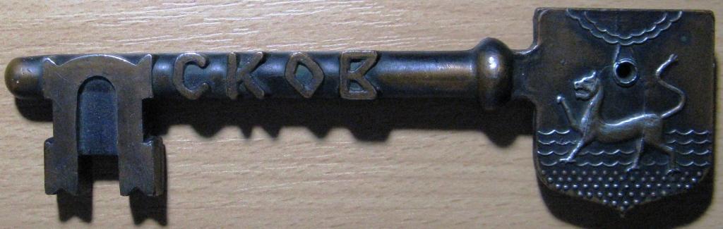 К08-014 КЛЮЧ ПСКОВ СУВЕНИР, ПСКОВСКИЙ КРЕМЛЬ, ТИП II