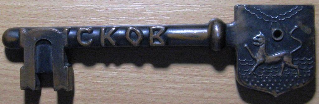 К08-015 КЛЮЧ ПСКОВ СУВЕНИР, ПСКОВСКИЙ КРЕМЛЬ, ТИП III