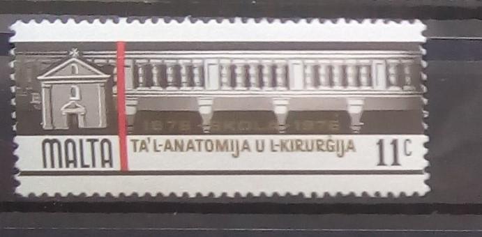 Марка чистая. Мальта 1976. Медицина университет.