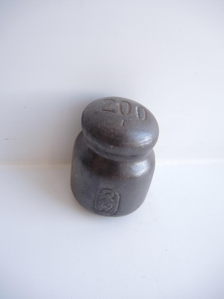 гири 19 века. латунная гирька 3 фунта. фарфоровая гиря. фарфоровая гиря. фарфоровая гиря.