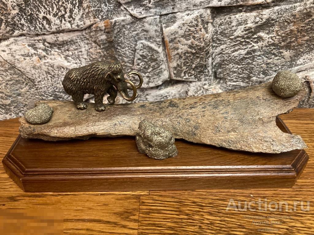 Палеонтология. Мамонт на прогулке.  Мамонт,  Бивень. Кость. 