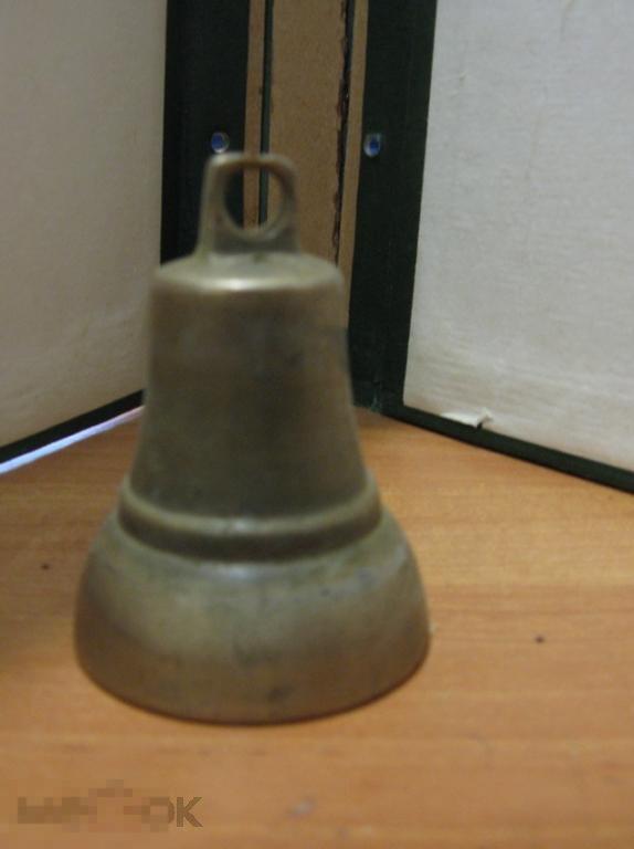 Песня старый колокол. Старинный колокол 1816г. Колокол старинный 1885 года. Крепление старинных колоколов. Колокольчик старинный Молев.