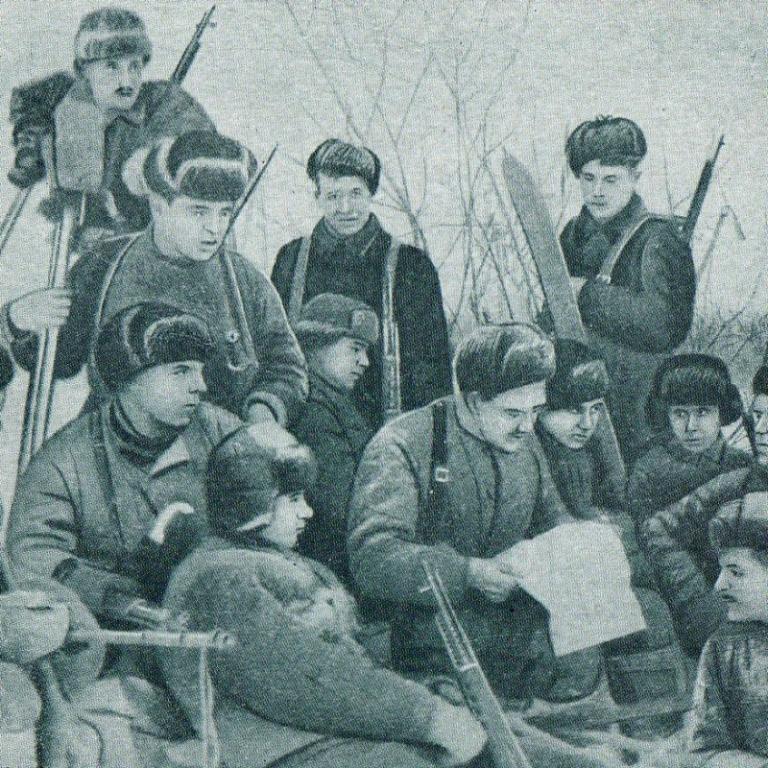 Партизаны на привале картина