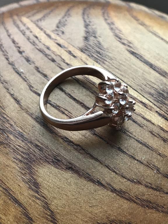 Кольцо современное. Итальянский дизайн. Металл покрыт под розовое золото. Размер 17.