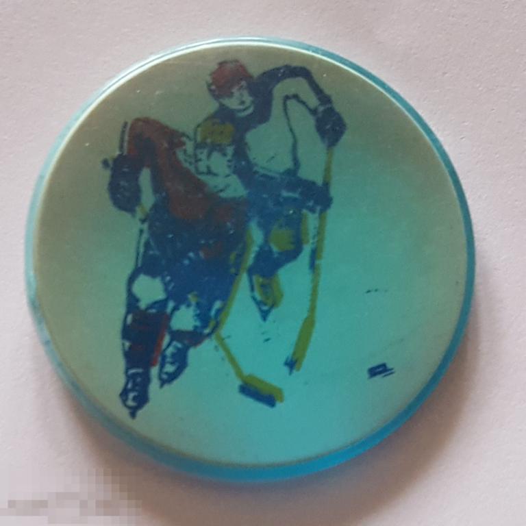 Значок СССР хоккей спорт знак хоккеисты шайба пластик 