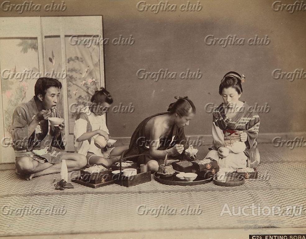 Едят лапшу соба. Крашенная вручную японская