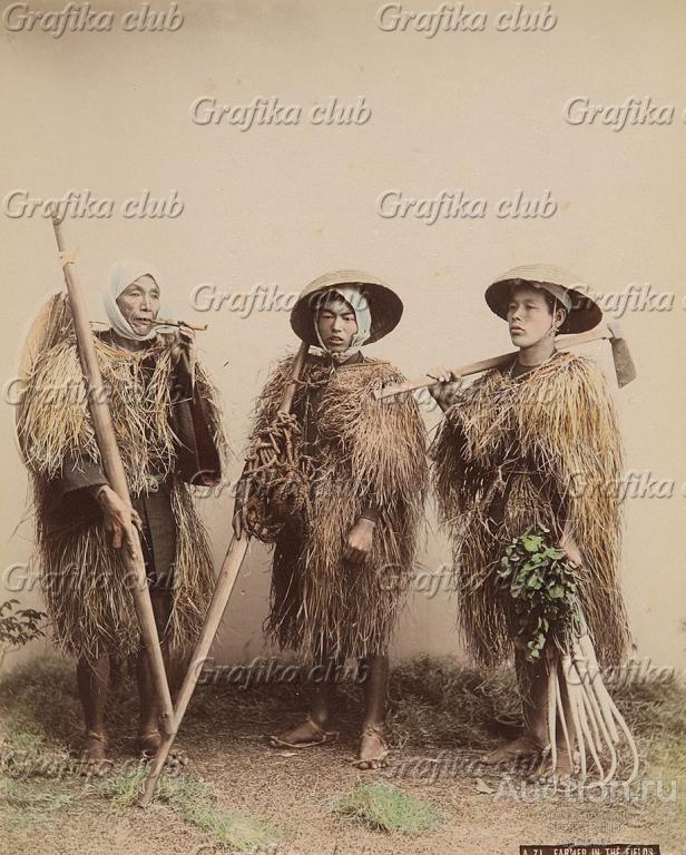 Японские крестьяне в соломенных плащах мино