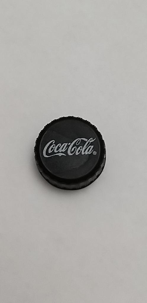 Пробка ПЭТ. COCA COLA. Черная. Надпись белая