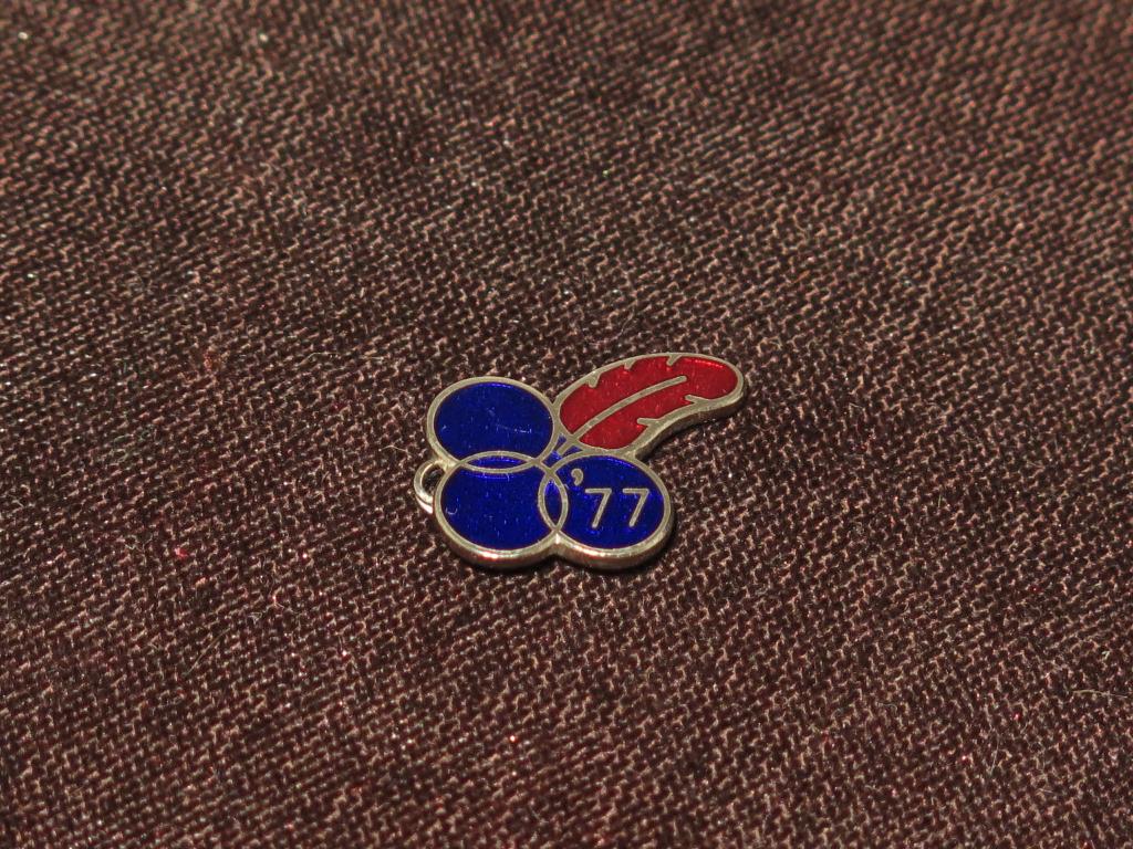 1756 Япония значок 1977 Гуманитарная помщь