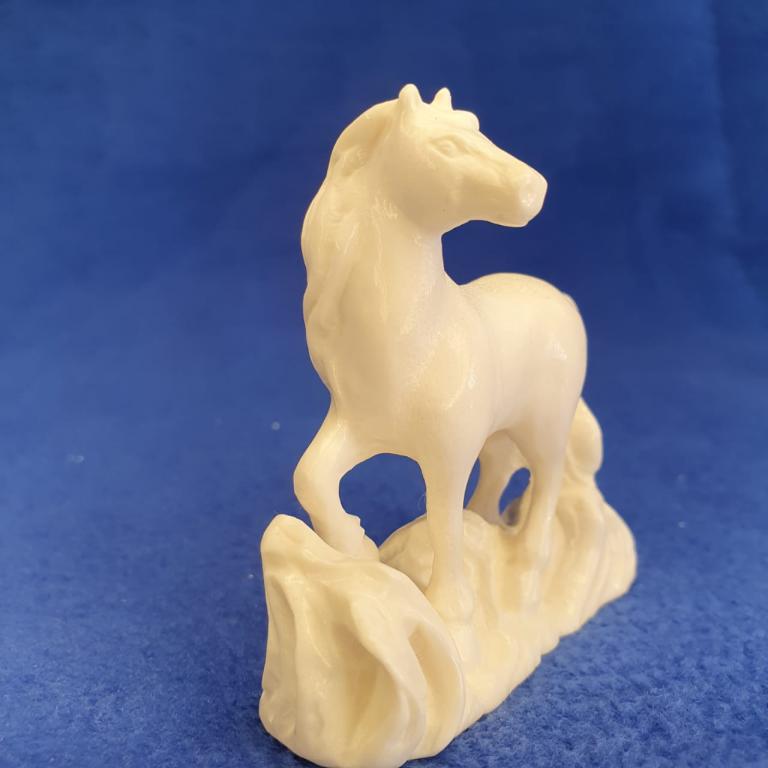 Резные фигурки лошадок из кости
