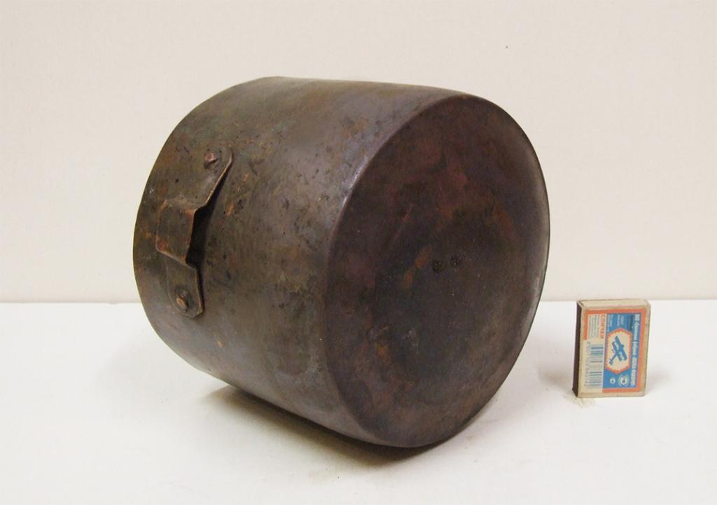 оловянная посуда 17 век россия. медный тазик древний. медный котелок кольчугин. медный котелок 1871. глянаяня посудаы в 19 веке.