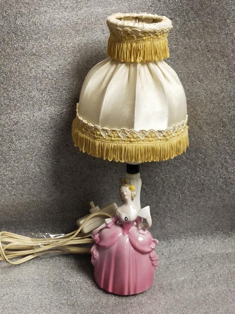 Настольная лампа " Дама в розовом". Фарфор . Германия.