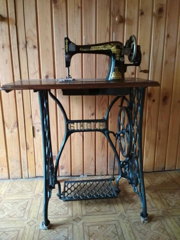 Е зингер. Швейная машинка goschveimachina. Машинка зингер год выпуска. Е зингер. Машинка зингер е460026.