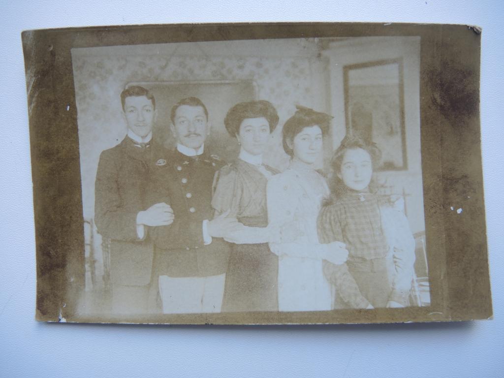 Старинная почтовая карточка. Фото семьи.Военный.В домашнем интерьере.