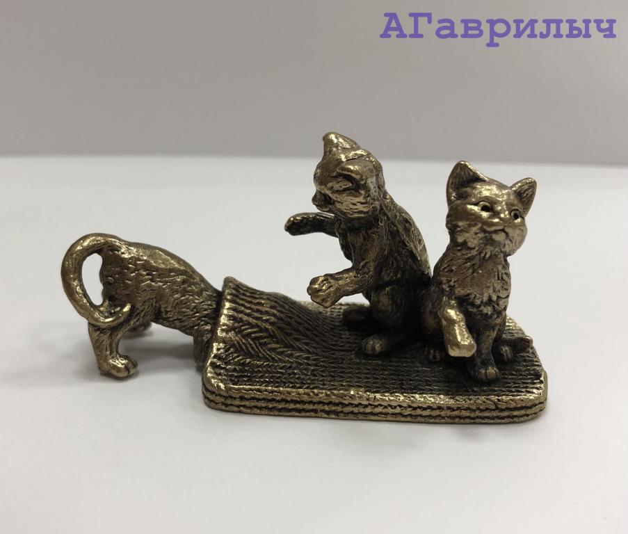 Котята на коврике балуются кот кошка БРОНЗА