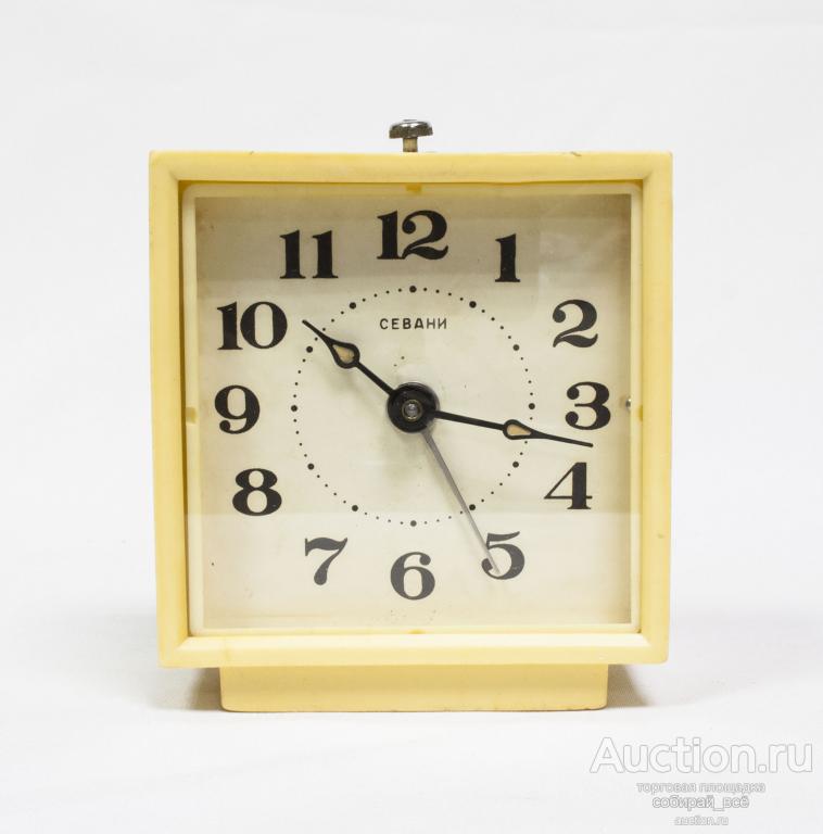 Часы будильник  Севани, на ходу, трещина корпуса, размер 11х9,5х5,3 см