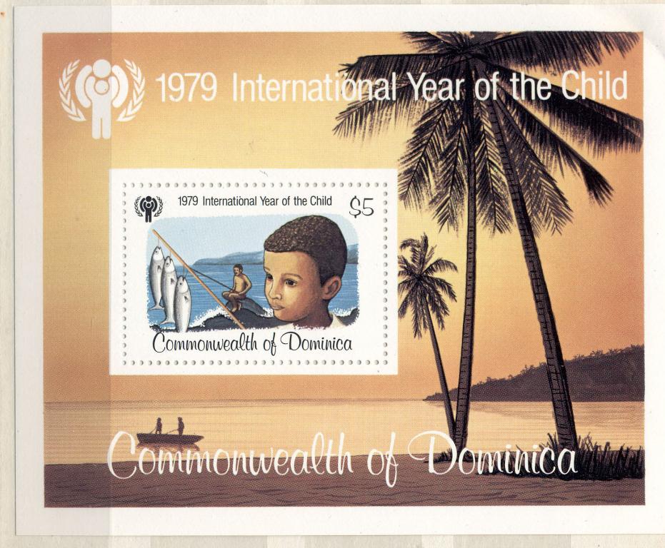 Доминика 1979 г. блок Год детей негашеная**